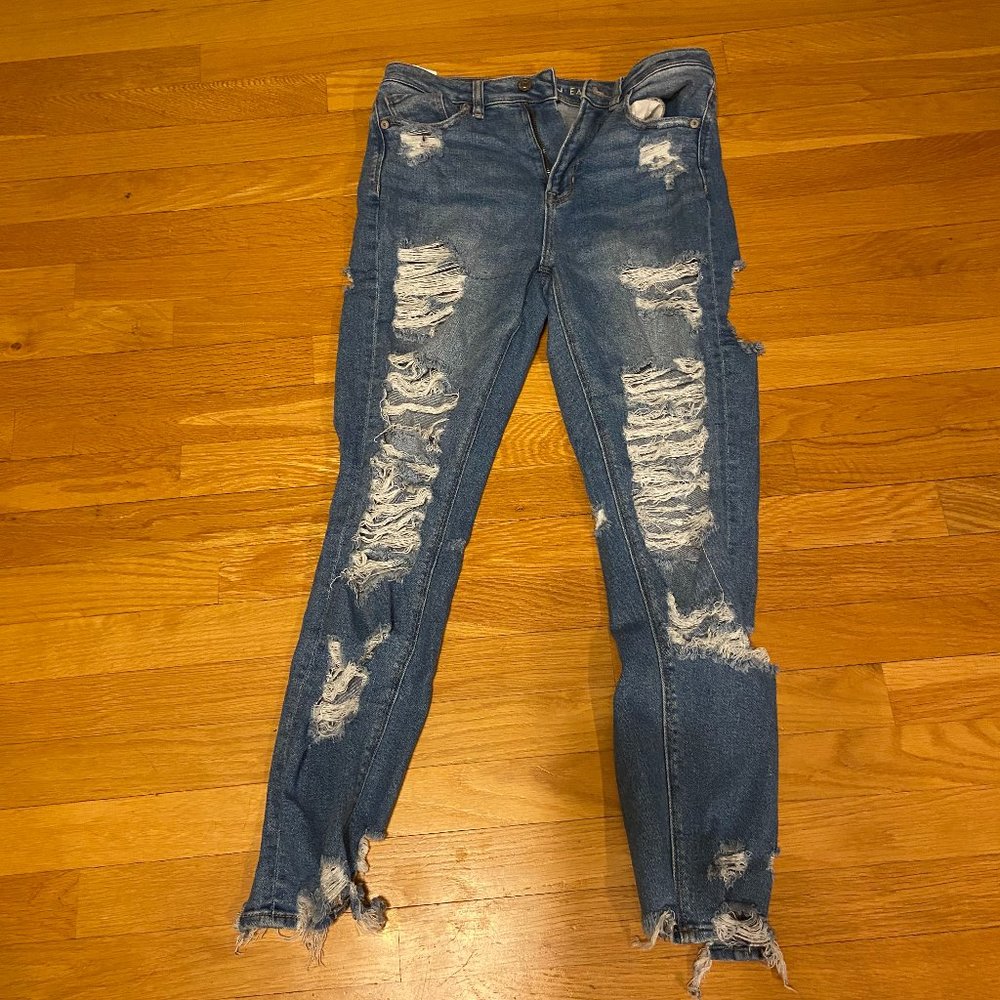 American Eagle Medium Wash Distressed Jeans / Skinny, High-Waisted  - Size 4